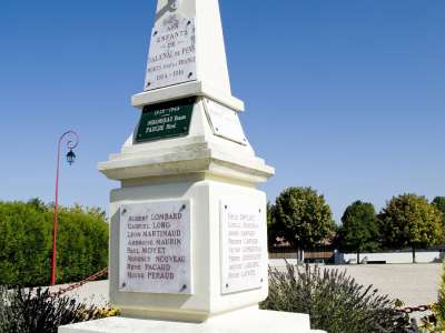 © Le monument aux morts de Salignac-sur-Charente