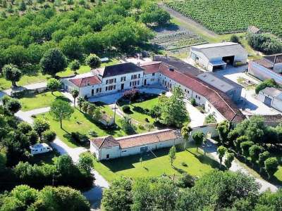 © L'allée d'entrée au domaine chambres_hotes_lassalle chambres_hotes_lassalle chambres_hotes_lassalle chambres_hotes_lassalle chambres_hotes_lassalle Domaine des Tonneaux à Jarnac Champagne Domaine des Tonneaux à Jarnac Champagne Domaine des Tonneaux à Jarnac Champagne Domaine des Tonneaux à Jarnac Champagne Domaine des Tonneaux à Jarnac Champagne