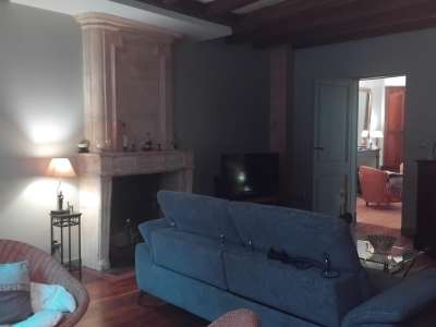 © Immeuble historique au pied du château de Jonzac