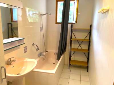 © Séjour Cuisine - vue 1 Séjour / Cuisine - vue 2 Chambre 1 Chambre 2 Salle de bains Extérieur Parc ombragé