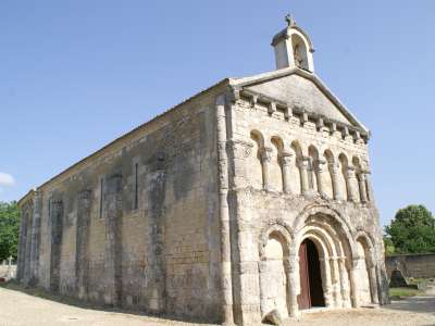 © Cavaliers sur la Route des Cardinaux sur des chemins de la Double Saintongeaise Cavaliers sur la Route des Cardinaux, bord d'un lac de la Double Saintongeaise L'église de Saint-Martin-d'Ary, point de départ du tronçon L'église Saint-Étienne de Chepniers La halte équestre à l'étang de Robinson La fontaine restaurée à l'étang de Robinson Bruyères dans la forêt de la Double Saintongeaise En vous penchant un peu vous trouverez des droseras La forêt de la Double Saintongeaise Paysage de bruyères de la forêt de la Double Saintongeaise La forêt de la Double Saintongeaise : pins et fougères La forêt de la Double Saintongeaise en automne La halte équestre au lac Baron-Desqueyroux à Montendre Le lac Baron-Desqueyroux à Montendre Le lac Baron-Desqueyroux et le Parc Mysterra au fond Activité nautique sur le lac Baron-Desqueroux à Montendre Famille au lac Baron-Desqueyroux de Montendre Jeux au lac Baron-Desqueyroux à Montendre