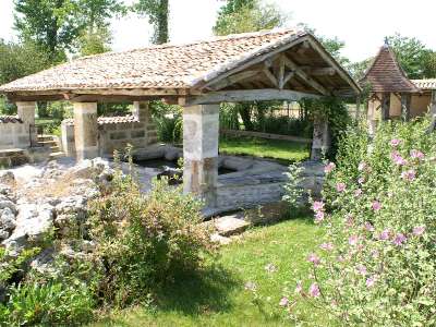 © Un lavoir couvert