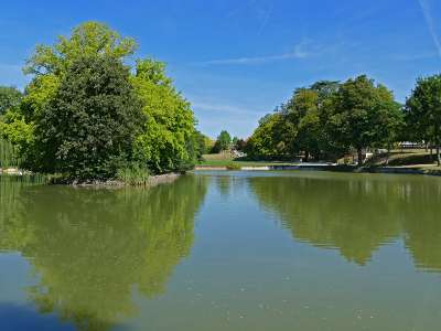 © L'étang du Parc Barabeau et son aire de loisirs et de détente