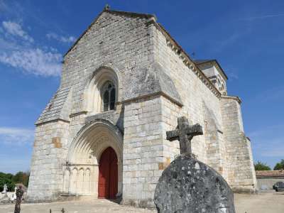 © Cavaliers sur la Route des Cardinaux sur des chemins de la Double Saintongeaise Cavaliers sur la Route des Cardinaux, bord d'un lac de la Double Saintongeaise L'église de Saint-Martin-d'Ary, point de départ du tronçon L'église Saint-Étienne de Chepniers La halte équestre à l'étang de Robinson La fontaine restaurée à l'étang de Robinson Bruyères dans la forêt de la Double Saintongeaise En vous penchant un peu vous trouverez des droseras La forêt de la Double Saintongeaise Paysage de bruyères de la forêt de la Double Saintongeaise La forêt de la Double Saintongeaise : pins et fougères La forêt de la Double Saintongeaise en automne La halte équestre au lac Baron-Desqueyroux à Montendre Le lac Baron-Desqueyroux à Montendre Le lac Baron-Desqueyroux et le Parc Mysterra au fond Activité nautique sur le lac Baron-Desqueroux à Montendre Famille au lac Baron-Desqueyroux de Montendre Jeux au lac Baron-Desqueyroux à Montendre
