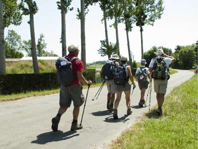 © Randonneurs en route pour découvrir le circuit à la sortie de St-Dizant-du-Gua