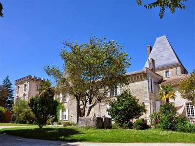 © Le château de Favières