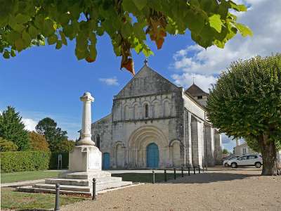 © L'église Saint-Saturnin de Mosnac et le monument aux morts