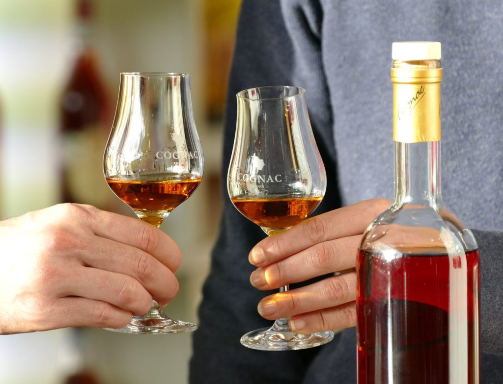 Dégustation de cognacs à la maison de la vigne et des saveurs d'archiac proche de jonzac
